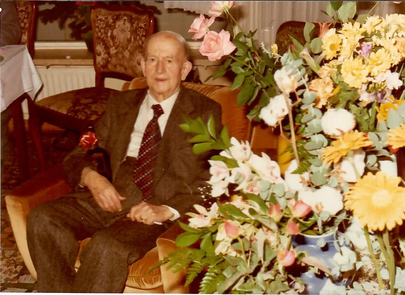 Carl auf einer historischen Familienaufnahme